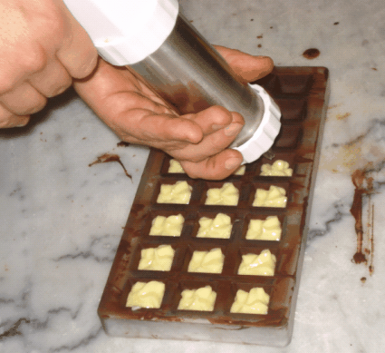 Rellenando el moldeo con chocolate blanco