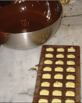 verter el chocolate sobre el molde relleno