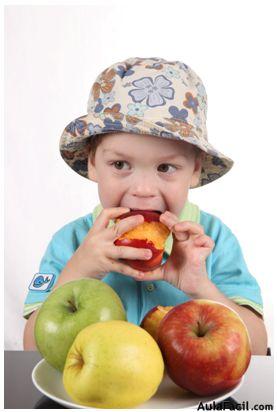 niño comiendo manzana