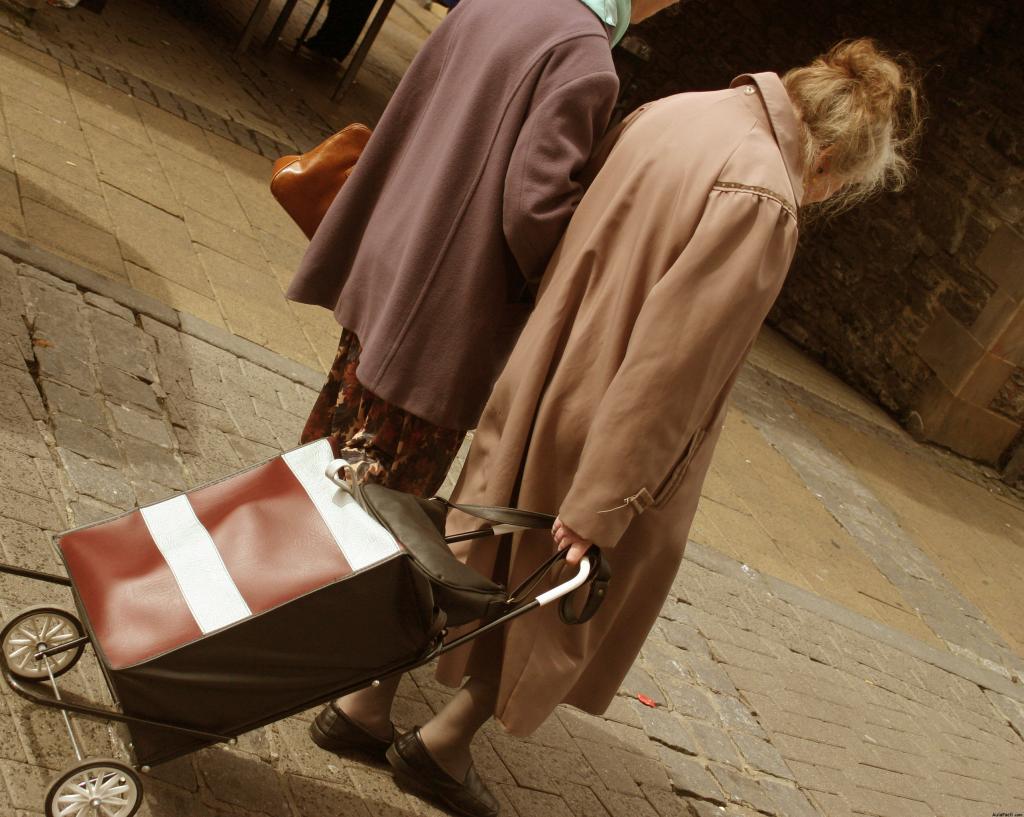 Mujer mayor acompaña a su cuidadora a realizar las compras diarias