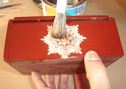 Aplica el barniz en la parte de adelante de la caja y en los costados