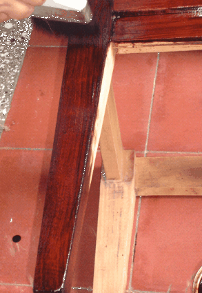 La cera debe ir aplicada en la mesa tanto en las partes exteriores como