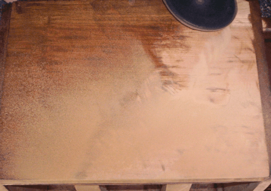 Debes de lijar hasta que veas el color natural de la madera.