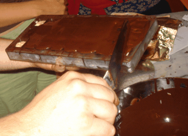 Colocar el resto de chocolate para tapar el relleno