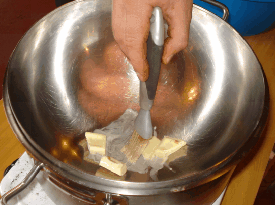 Derretir chocolate blanco y utilizar brocha de cocina