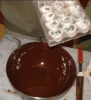 Colocar chocolate negro sobre el molde