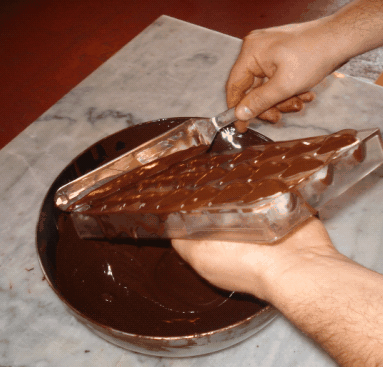 Retirar el exceso de chocolate y colocarlo en un recipiente