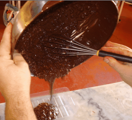 verter el chocolate el en molde