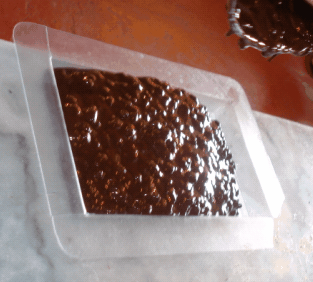 distribuir el chocolate en el molde