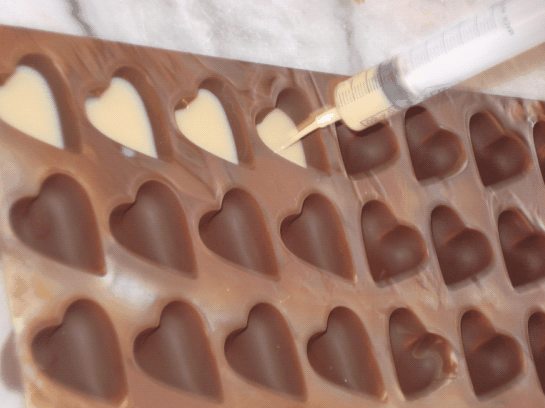 Rellenar chocolates con jeringa