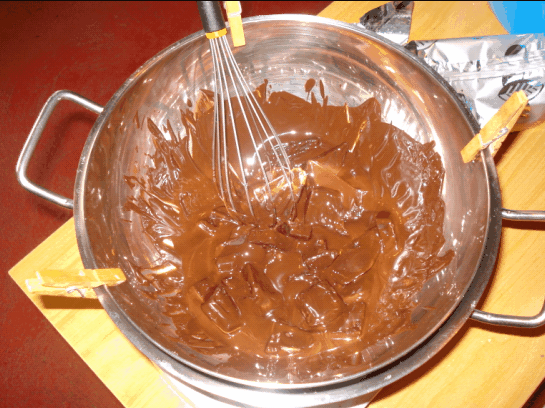 Remover con la batidora el chocolate