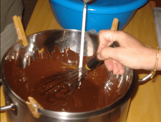 Remover el chocolate con el batidor de yemas