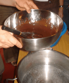 Colocar chocolate en agua fria