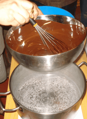 Calentar el chocolate a baño maría temperatura 31/32°