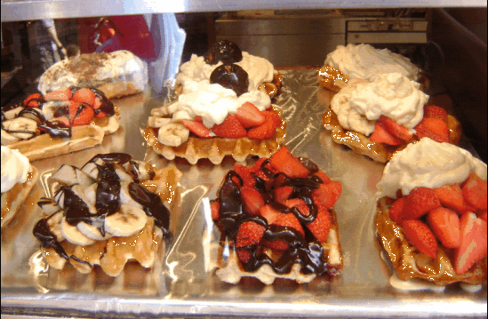 wafles, fruta, nata y chocolate