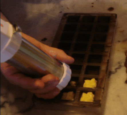 Rellenando el molde con chocolate blanco