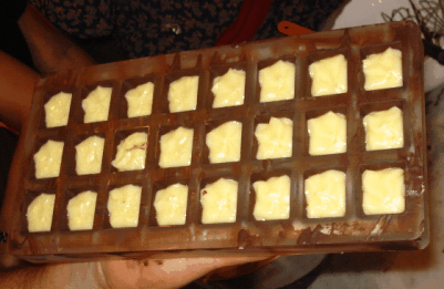 Molde relleno con chocolate blanco