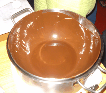 Calentando el bol con chocolate a baño maria