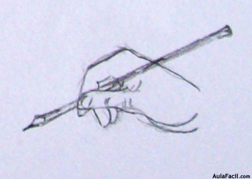 mano sosteniendo lápiz
