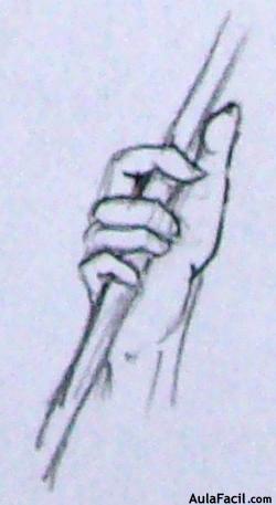 mano levantada sosteniendo lanza