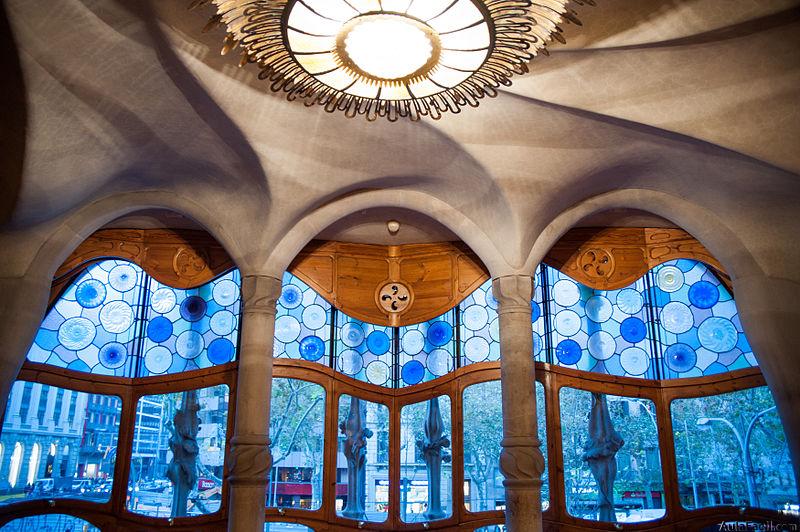 vidriera casa batló efecto de la luz