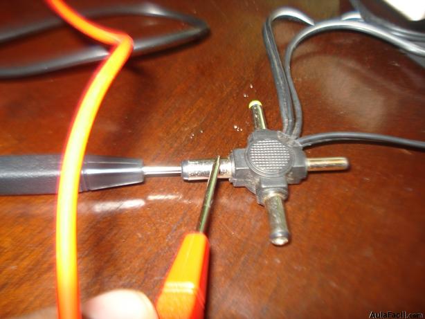 puntas de tester en conector de fuente