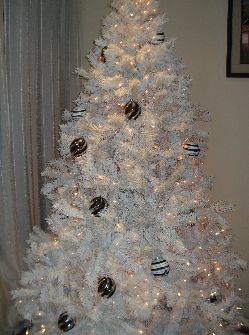distribuir las bolas navideñas en el árbol