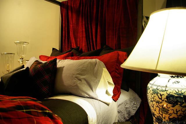 cama con tejidos rojos