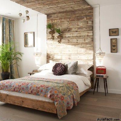 dormitorio rustico con colcha de flores