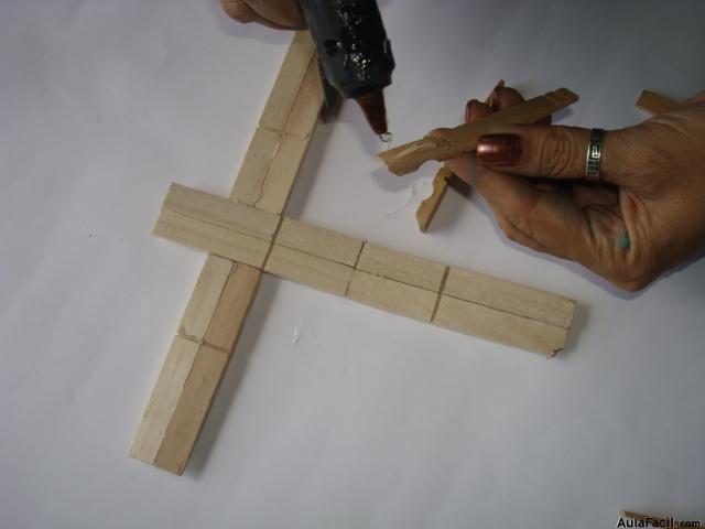 Crucifijo elaborado con pinzas