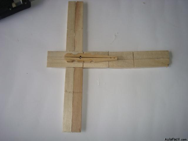 Crucifijo elaborado con pinzas