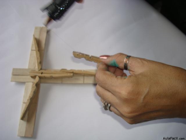 Crucifijo elaborado con pinzas