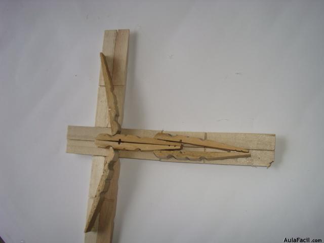 Crucifijo elaborado con pinzas