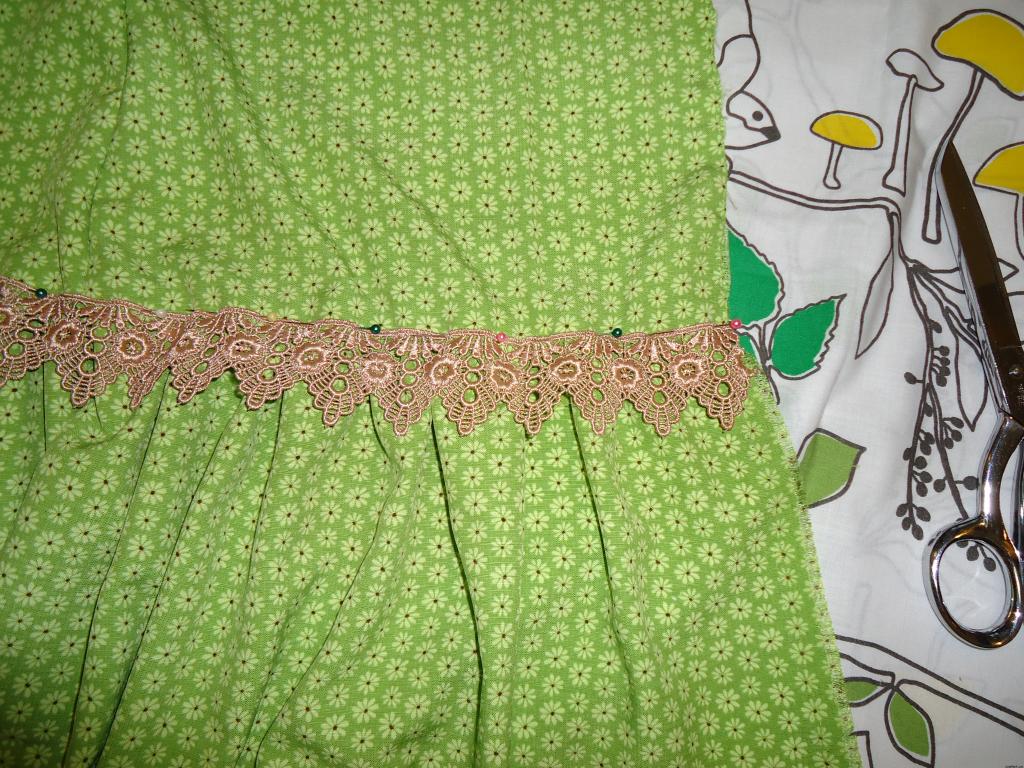Colocación de encaje en las dos piezas de la falda