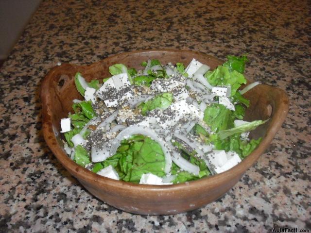 Ensalada de lechuga con queso fresco