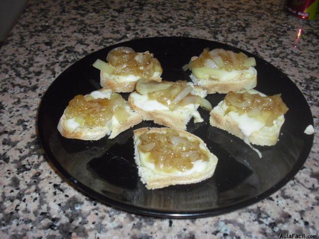 panecillos con el queso y la cebolla