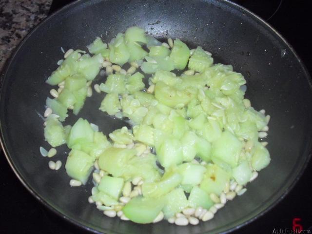 sofrito de calabacín y piñones