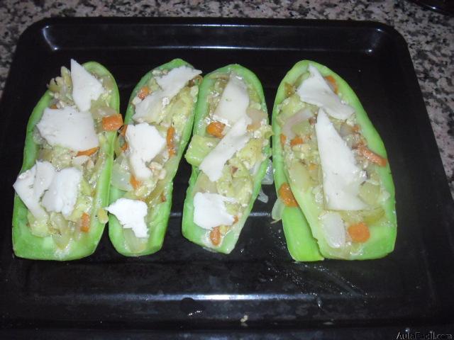 calabacines rellenos con el queso encima para meter al horno