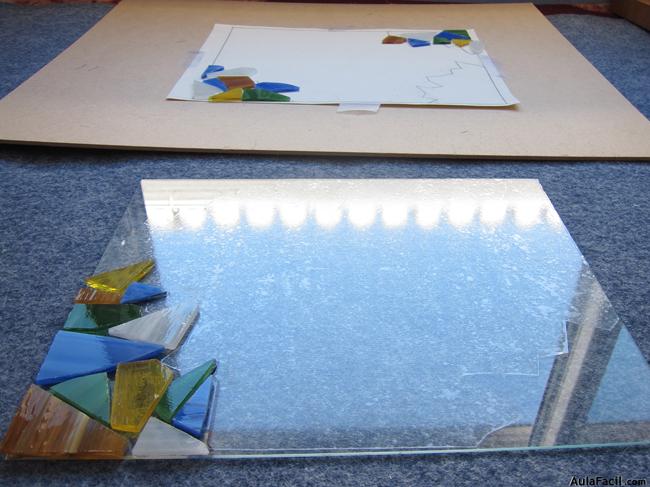 mesa de trabajo pegado de piezas de vidrio