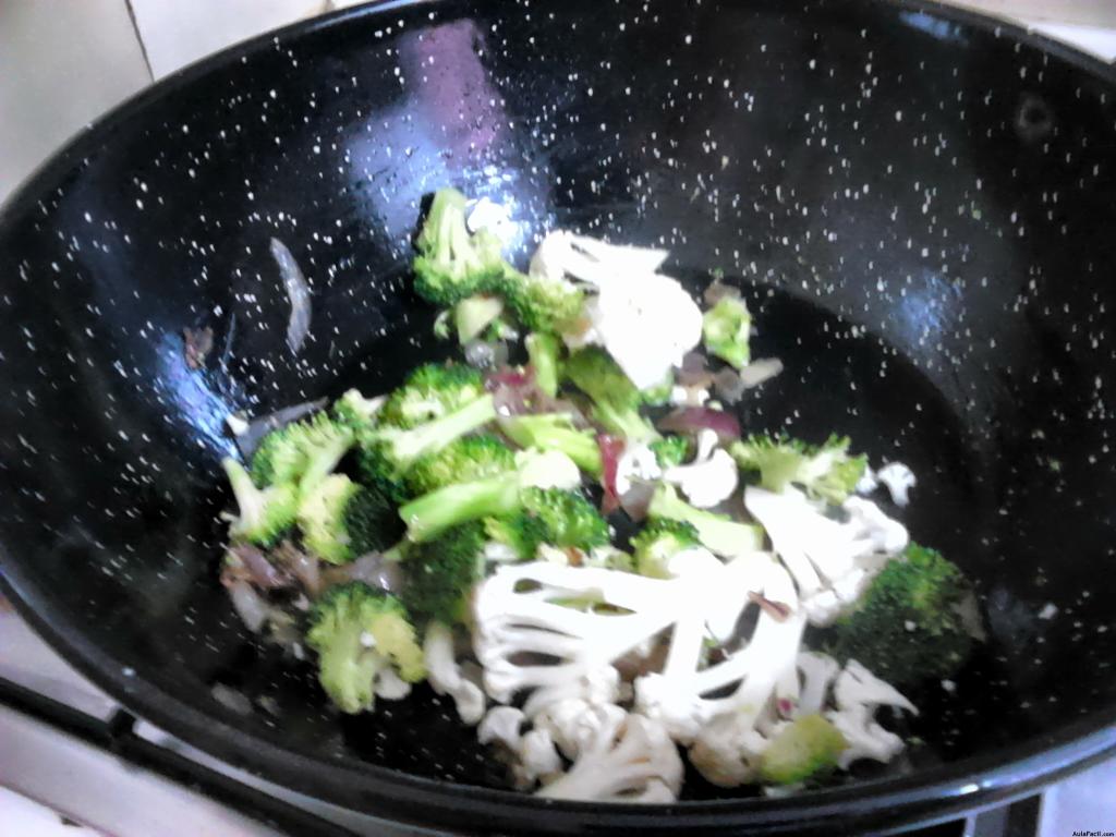 coliflor y brócoli en perol