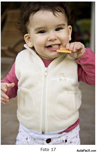 niña comiendo galleta