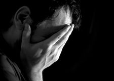 En el trastorno mixto ansioso-depresivo se solapa síntomas leves de la ansiedad y la depresión