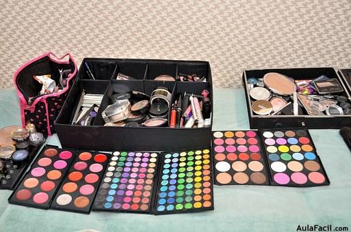 make up 1376997 340 (1)