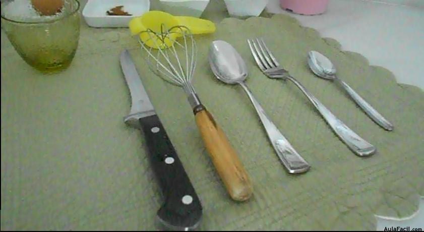 Batidor, cucharas, cuchillo, vaso, separa claras y tenedor. Paño de cocina