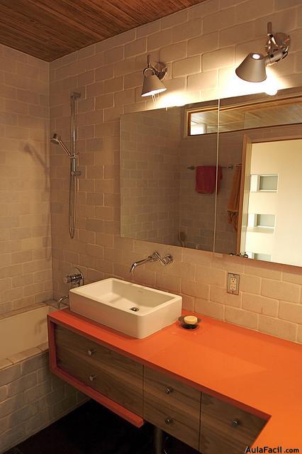 baño naranja