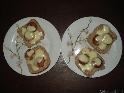 TOSTADA DE PAN CON SALCHICHA.