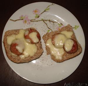 Tostada de pan con Salchicha