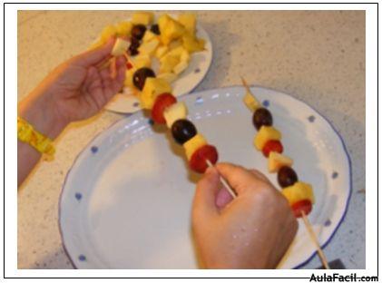 Elaboración de Brochetas de Frutas