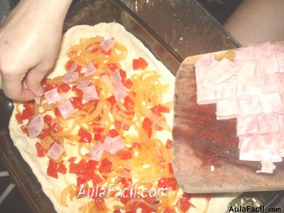 PIZZA DE CEBOLLA, JAMON Y QUESO