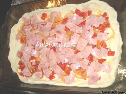 PIZZA DE CEBOLLA, JAMON Y QUESO